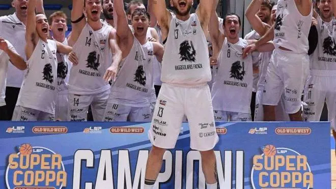 Marco Petrucci con la Supercoppa 2021 vinta dai Raggisolaris