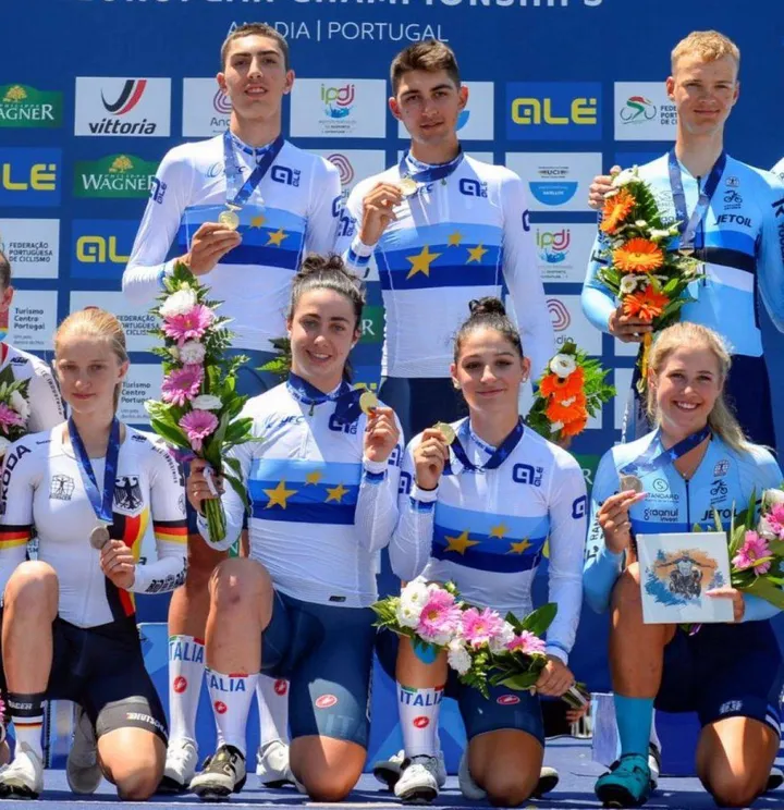 Valentina Zanzi (2ª da destra in basso) mostra la medaglia d’oro europea