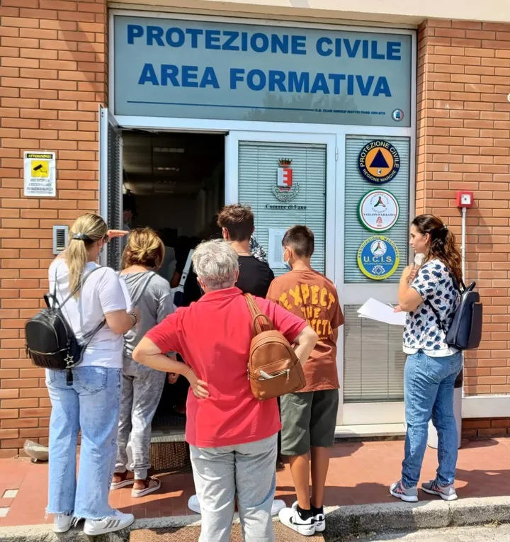 Gente in coda ieri mattina al Codma di Fano, al momento, insieme a Urbino, l’unico hub vaccinale per i pesaresi