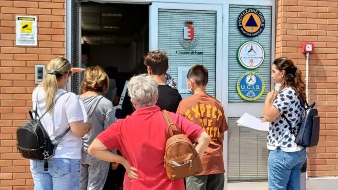 Gente in coda ieri mattina al Codma di Fano, al momento, insieme a Urbino, l’unico hub vaccinale per i pesaresi