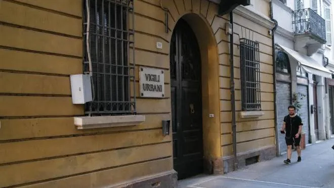 L’ingresso di palazzo Rivalta su corso della Repubblica chiuso da anni, con tanto di targa ancora della sede dei vigili urbani (Frasca)