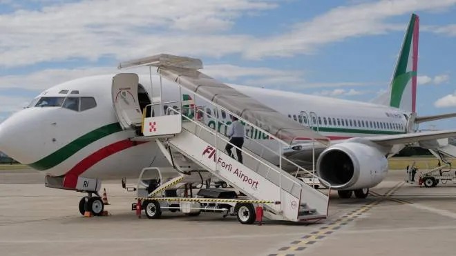 Un Boeing 737 di Aeroitalia al Ridolfi: la nuova compagnia ha iniziato i suoi voli proprio nello scalo forlivese (Frasca)