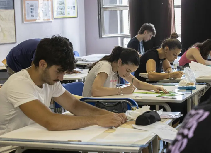 Alcuni studenti impiegati nello svolgimento dell’esame di maturità (foto di repertorio)