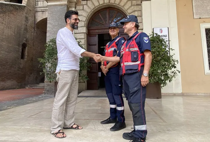 L’assessore Gianfreda con due dei quattro volontari dell’Associazione carabinieri prima della partenza per le Dolomiti