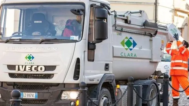 Un camion di Clara intento a raccogliere spazzatura