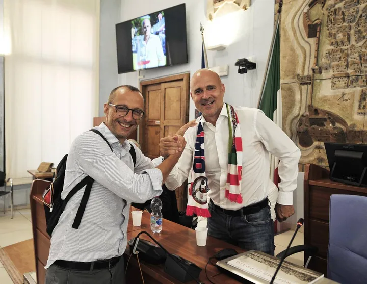 Stretta di mano tra il sindaco Ricci e mister Sassarini. Continua a delinearsi la nuova squadra biancorossa