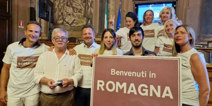 Il centodestra in consiglio comunale mostra il cartello ’Benvenuti in Romagna’