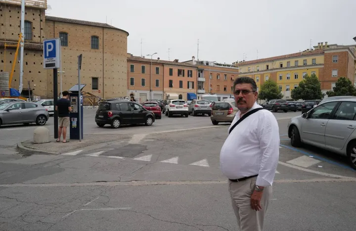 L’assessore Vittorio Cicognani al parcheggio di piazza del Carmine: se ne vuole progettare uno anche sotterraneo