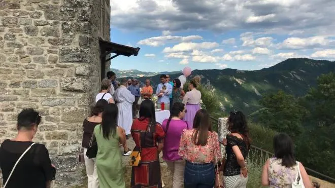 La cerimonia del battesimo presso l’edificio storico e religioso in mezzo ai monti