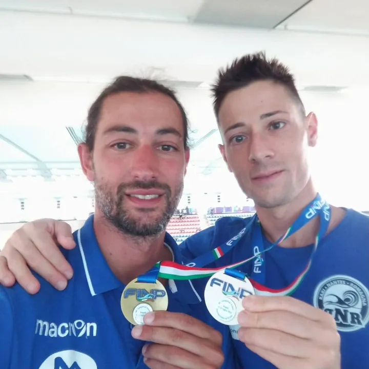 Marco Lijoi (a destra) col suo tecnico Mattia Fabiani e le medaglie