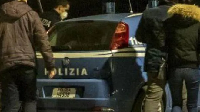 La polizia intervenuta nel poltronificio di via De Crescenzi a Faenza