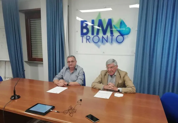 Il presidente del Bim Luigi Contisciani e il sindaco di Comunanza Alvaro Cesaroni