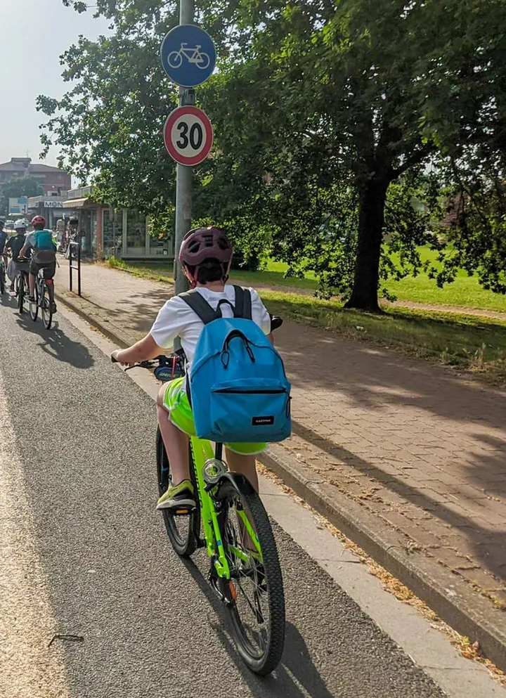 La pista ciclopedonale correrà lungo viale Italia, nel centro di Marina Romea (foto di repertorio)