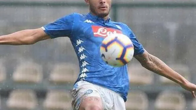 Il terzino Francesco Mezzoni con la maglia del Napoli: arriva in prestito