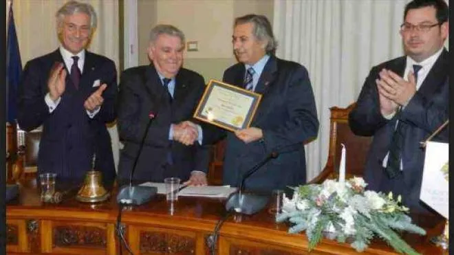 Nella foto la consegna di. un riconoscimento internazionale a Fabbri in. municipio