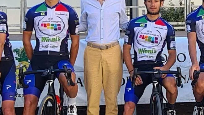 Il sindaco Baccini con alcuni ciclisti