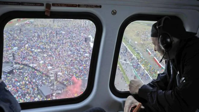 Vasco Rossi all’arrivo in Autodromo con l’elicottero per il concerto del 28 maggio: c’erano 90mila persone
