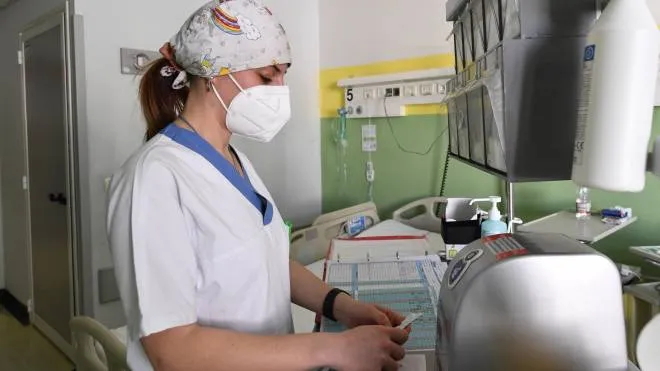 La scarsità di personale sanitario sta affliggendo tutti gli ospedali del Bolognese (foto archivio)