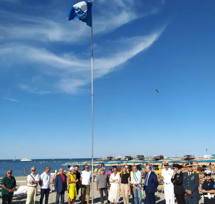 Il momento clou della cerimonia sulla spiaggia libera di Ponente