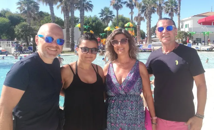 I quattro turisti intervistati che da molti anni si ritrovano in estate a Porto Sant’Elpidio al villaggio Holiday