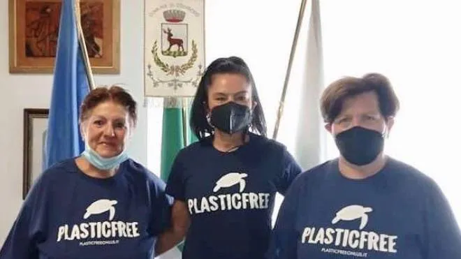 La sindaca di Codigoro, Alice Sabina Zanardi, insieme a Bincoletto e Bottoni di Plastic-Free