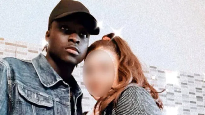 Diongue Madiaye assieme alla propria fidanzata, con cui il giovane 21enne era legato sentimentalmente da oltre due anni