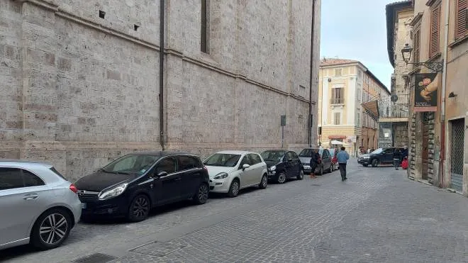 Tante le auto che circolano e sono parcheggiate in centro