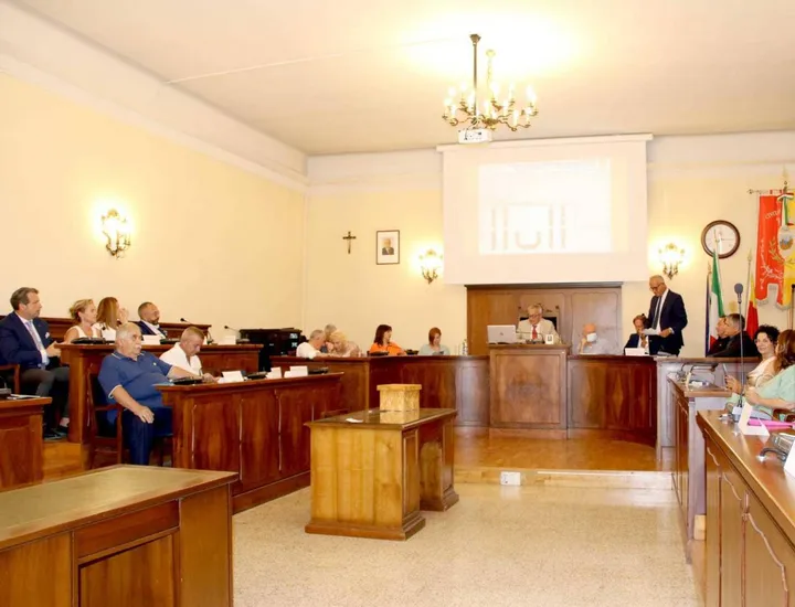 Il nuovo Consiglio comunale di Civitanova riunito per la prima volta; nella foto il momento del giuramento del riconfermato primo cittadino