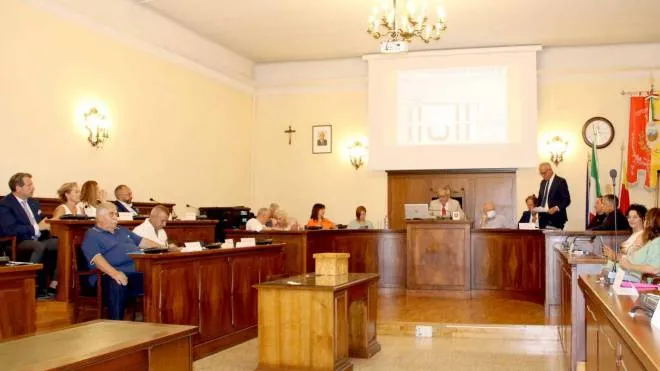 Il nuovo Consiglio comunale di Civitanova riunito per la prima volta; nella foto il momento del giuramento del riconfermato primo cittadino