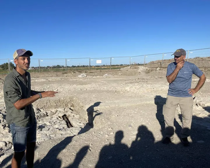 A destra l’archeologo e docente universitario Andrea Augenti, direttore degli scavi