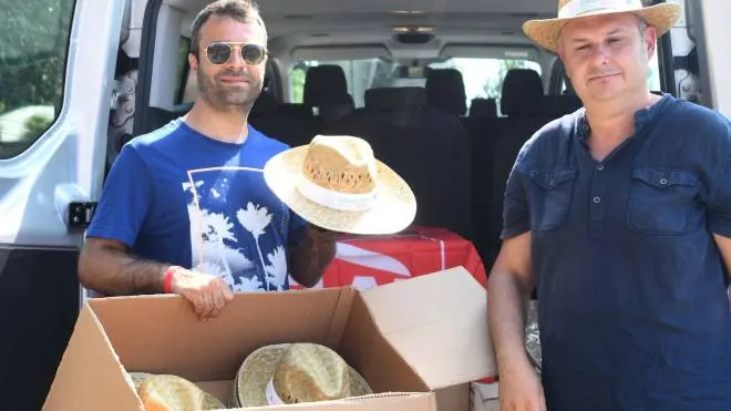 Dario Alba insieme a Succi con i cappelli di paglia che verranno distribuiti ai lavoratori