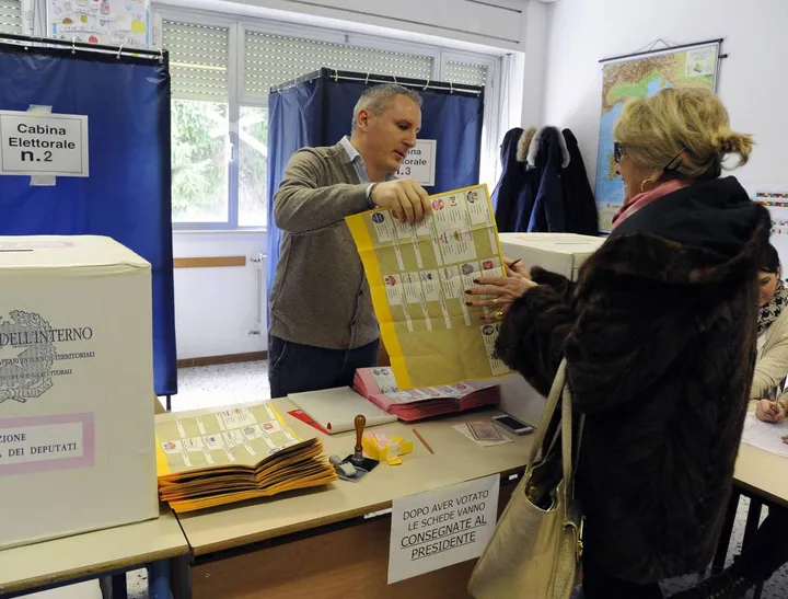 Un seggio a Macerata per le ultime elezioni politiche, nell’inverno del 2018 (foto Pierpaolo Calavita)