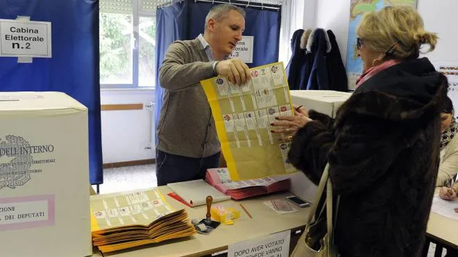Un seggio a Macerata per le ultime elezioni politiche, nell’inverno del 2018 (foto Pierpaolo Calavita)
