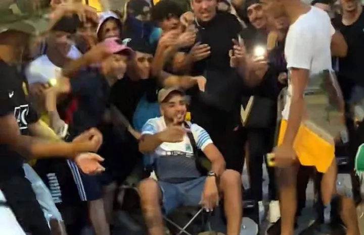 Il rapper marocchino Zefe (seduto) circondato dai giovani fan per le riprese del video clandestino davanti alla stazione