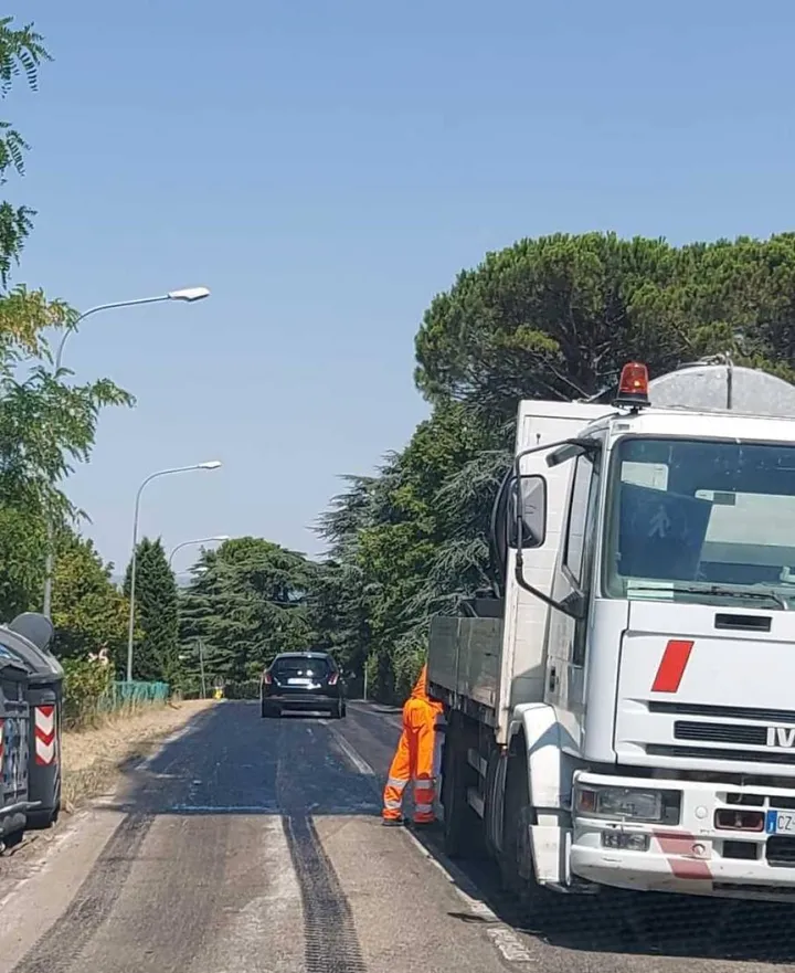 I lavori di asfaltatura in via Nuova Sabbioso. Investiti 65mila euro per la manutenzione straordinaria