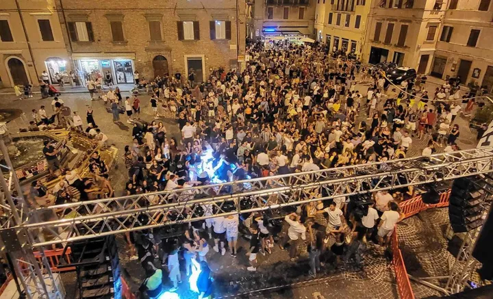 La folla presente sabato sera nel centro di Osimo per la Vertical Night