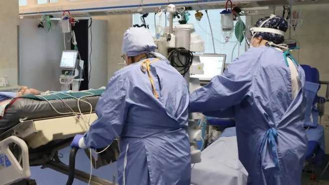 Un'immagine del reparto di terapia intensiva all'ospedale Poliambulanza di Brescia, reparto Covid, 25 gennaio 2022. ANSA/FILIPPO VENEZIA