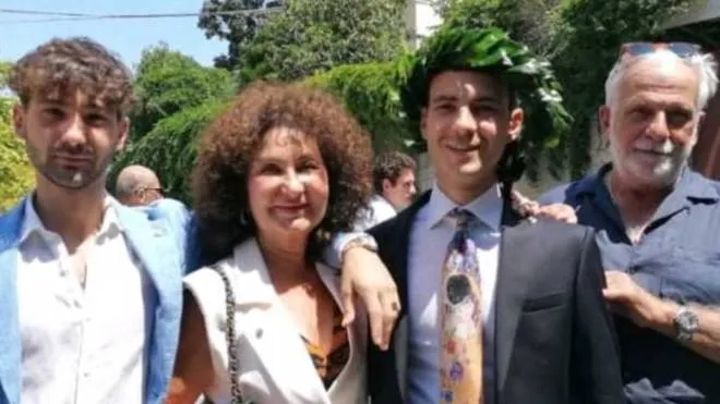 Sonia Bonfiglioli festeggia, con la famiglia, la laurea triennale del figlio Alessandro