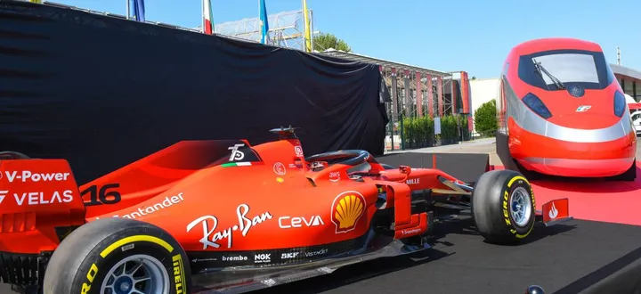Al museo Ferrari fianco a fianco una F1 e una copia in scala 1:1 del Frecciarossa