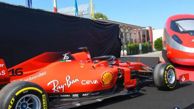 Al museo Ferrari fianco a fianco una F1 e una copia in scala 1:1 del Frecciarossa