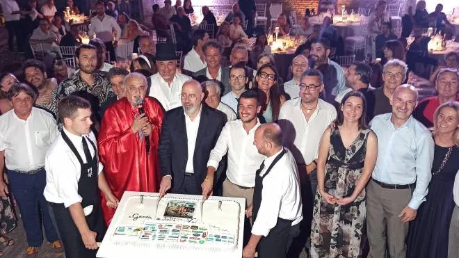 Il presidente Bonaccini e il sindaco Accorsi mentre tagliano la torta