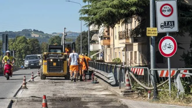 Operai impegnati nei lavori sul ‘Ponte Rosso’