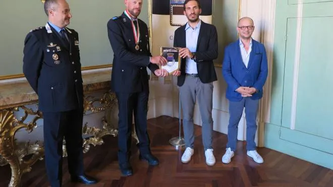 Il sindaco Lattuca premia Venturini. Osservano il comandante Piselli e Ferrini