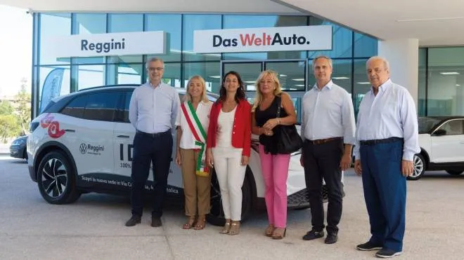 La concessionaria Reggini ha consegnato alla sindaca di Cattolica Franca Foronchi un Suv. Volkswagen ID.4 100% elettrico