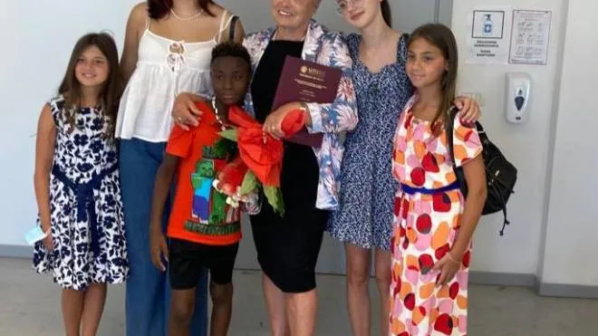 La ginesina Tullia Leoni festeggia la laurea in Beni culturali e turismo con i nipoti