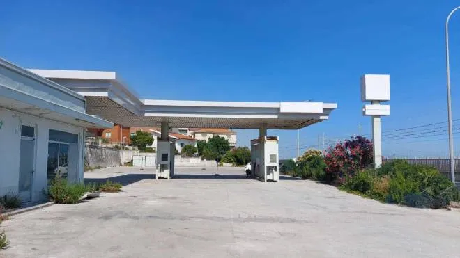 L’area dell’ex distributore della Erg, al confine con il Comune di Ancona, sarà a disposizione per quanti vorranno andare in spiaggia