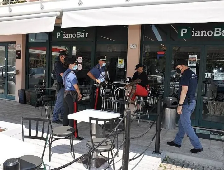 Carabinieri e polizia al Piano Bar di Camerano