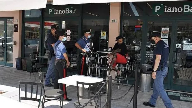 Carabinieri e polizia al Piano Bar di Camerano