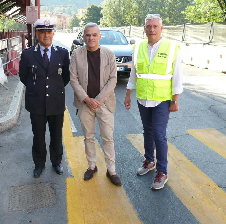 Il sindaco Bosso (al centro) con il comandante della polizia locale e l’assessore Nanni
