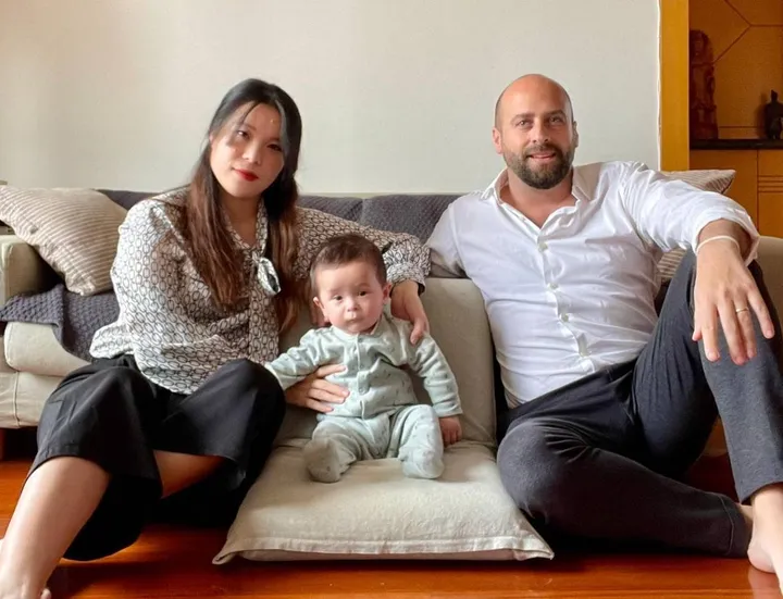 Cristiano Varotti nella sua casa di Shanghai con la moglie Dongmei e il piccolo Nicolò di 9 mesi